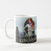 Celtic Lady Posing vor alten Steinen Kaffeetasse (Links)
