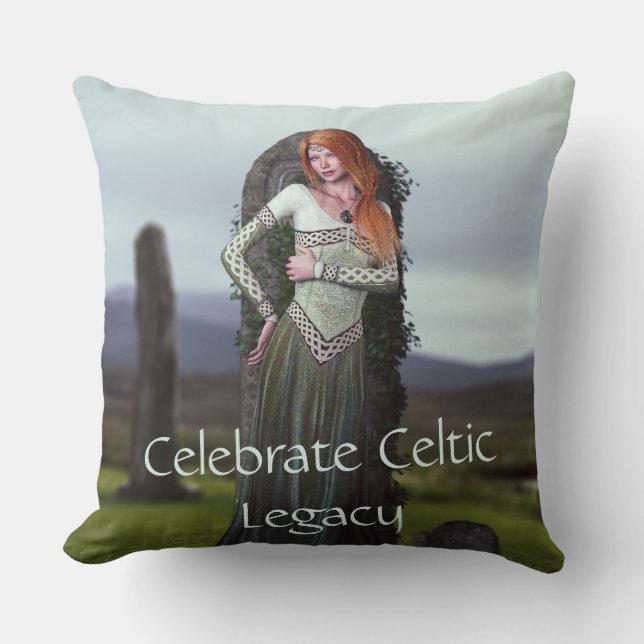 Celtic Lady Posing vor alten Steinen Kissen (Vorderseite)