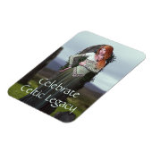 Celtic Lady Posing vor alten Steinen Magnet (Linke Seite)
