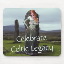 Celtic Lady Posing vor alten Steinen