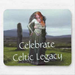 Celtic Lady Posing vor alten Steinen Mousepad