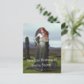 Celtic Lady Posing vor alten Steinen Postkarte (Stehend Vorderseite)