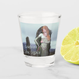 Celtic Lady Posing vor alten Steinen Schnapsglas