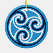 Celtic Triskele Muster, Sky Blue und White Keramikornament (Hinten)