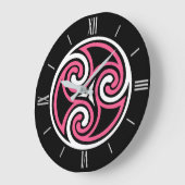 Celtic Triskele Ornament, Fuchsia, Black and White Große Wanduhr (Winkel)