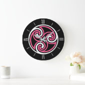 Celtic Triskele Ornament, Fuchsia, Black and White Große Wanduhr (Zuhause)