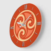 Celtic Triskele Ornament, Mandarin Orange Große Wanduhr (Winkel)
