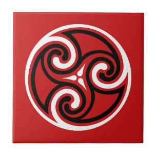 Celtic Triskele Ornament, Red, Black and White Fliese