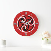 Celtic Triskele Ornament, Red, Black and White Große Wanduhr (Zuhause)
