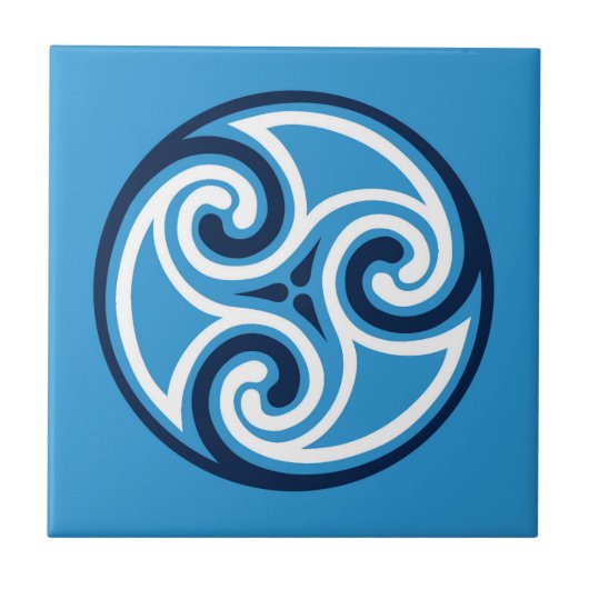 Celtic Triskele Ornament, Sky Blue und White Fliese (Vorderseite)