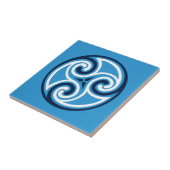 Celtic Triskele Ornament, Sky Blue und White Fliese (Seite)