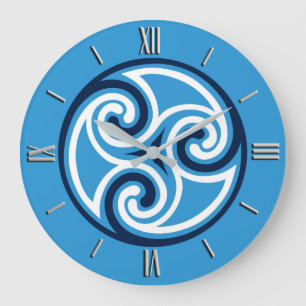 Celtic Triskele Ornament, Sky Blue und White Große Wanduhr