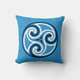 Celtic Triskele Ornament, Sky Blue und White Kissen