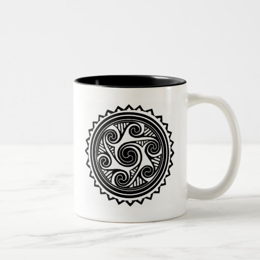 Celtic Triskele Zweifarbige Tasse (Rechts)