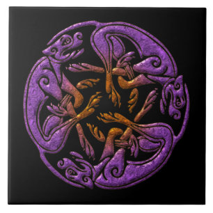 Celtic verfolgt traditionelle Verzierung in Lila, Fliese