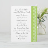 Celtic Weave Hearts in Peridot Wedding Einladung (Stehend Vorderseite)
