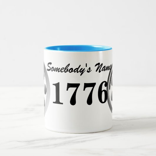 Centesimal 1776 von Kenneth Yoncich Zweifarbige Tasse (Mittel)