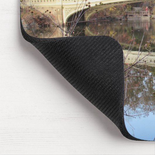 Central Park im Herbst Spiegelungen und Bow Bridge Mousepad (Ecke)