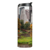 Central Park in Herbst Custom Initialen tumbler Thermosbecher (Nach links gedreht)
