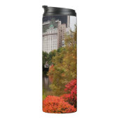 Central Park in Herbst Custom Initialen tumbler Thermosbecher (Nach rechts gedreht)