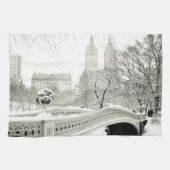 Central Park-Winter - Schnee auf Bogen-Brücke Geschirrtuch (Horizontal)