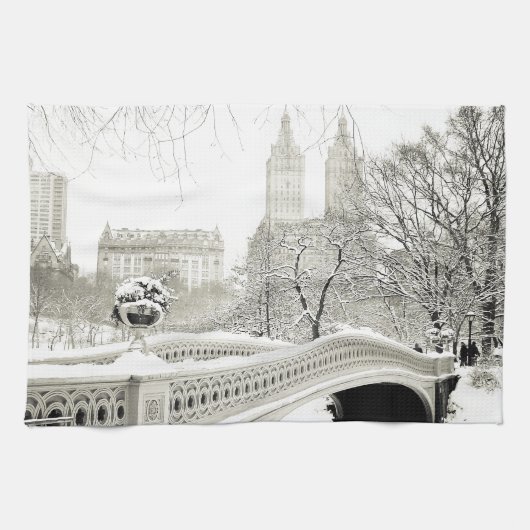 Central Park-Winter - Schnee auf Bogen-Brücke Geschirrtuch (Horizontal)