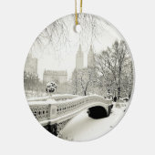 Central Park-Winter - Schnee auf Bogen-Brücke Keramik Ornament (Links)