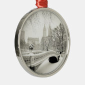 Central Park-Winter - Schnee auf Bogen-Brücke Ornament Aus Metall (Rechts)