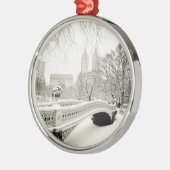 Central Park-Winter - Schnee auf Bogen-Brücke Ornament Aus Metall (Links)