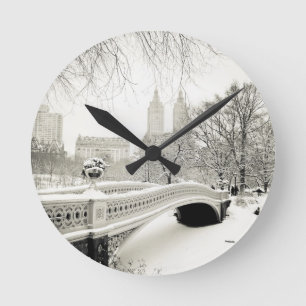 Central Park-Winter - Schnee auf Bogen-Brücke Runde Wanduhr
