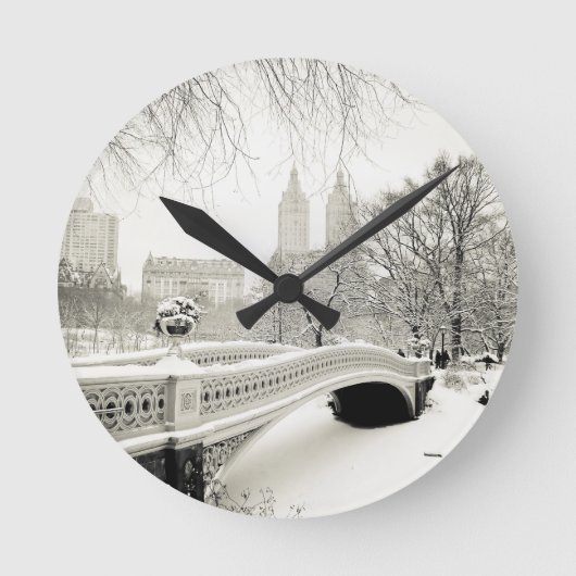 Central Park Winter - Snow on Bow Bridge Runde Wanduhr (Vorderseite)