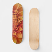 Centre Orange Dahlia Blume Skateboard (Vorderseite)