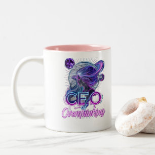 CEO von Overthinking - Dunkle Neon Mystische Mädch Zweifarbige Tasse