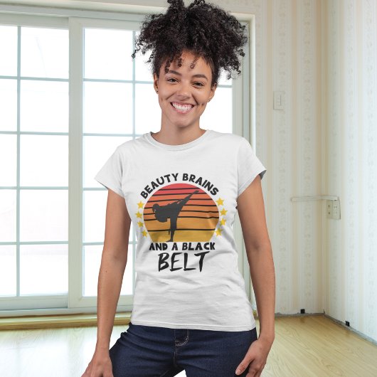 Cerebros de Belleza y Un Cinturon Negro de Karate T-Shirt