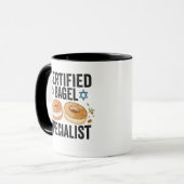 Certified Bagel Specialist Funny Jewish Hanukkah Tasse (Vorderseite Links)