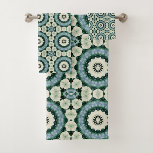 Cerulean Blue und Jungle Green Tiled Muster Badhandtuch Set (Insitu)