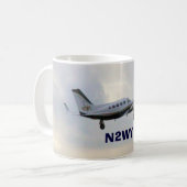 Cessna 414 im Flug, N2WY Kaffeetasse (Vorderseite Links)