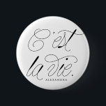 C'est La Vie Quote Chic Typografie Button<br><div class="desc">Das ist La Vie! Moderne und schicke Pi-Taste mit schicken Schriftzeichen-Typografie. Personalisieren Sie das durch Hinzufügen eines Namens. Dieser Tippknopf für die Typografie wird als Geschenk perfekt sein.</div>