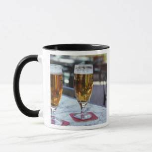 Chablis; zwei kalte Biere bei 42 Grad an einem hei Tasse