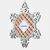 Chad Chasing Flag gezähmte schwarze Personalisieru Schneeflocken Zinn-Ornament (Rechts)