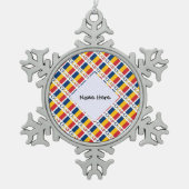 Chad Chasing Flag gezähmte schwarze Personalisieru Schneeflocken Zinn-Ornament (Vorderseite)