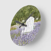 Chair in the Lavender field Runde Wanduhr (Winkel)