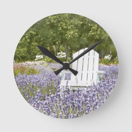 Chair in the Lavender field Runde Wanduhr (Vorderseite)