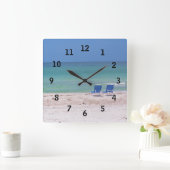 Chairs on the Beach Quadratische Wanduhr (Zuhause)