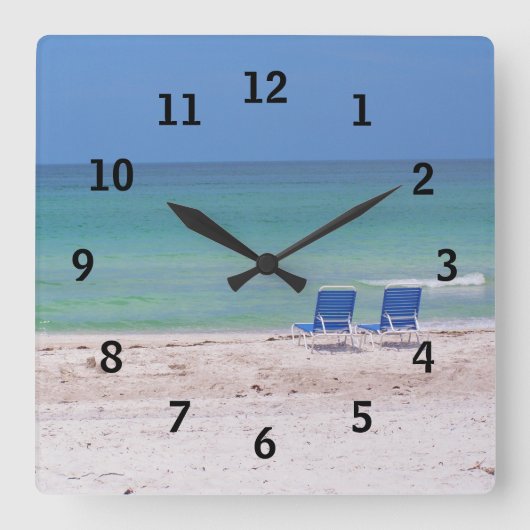 Chairs on the Beach Quadratische Wanduhr (Vorderseite)