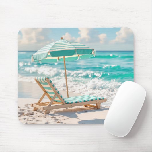 Chaise Lounge auf dem Sand des weißen Ozeans Mousepad (Mit Mouse)