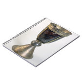 Chalice mit Juwelen und einer Aufschrift auf dem Notizblock (Linke Seite)