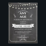 Chalk Board Überraschung Geburtstagsparty JEDEN AL Einladung<br><div class="desc">Rustikales Chalkboard Surprise Party laden mit Saitenleuchten ein. Perfekt für jedes Alter Geburtstagsparty. ÄNDERN SIE DEN TEXT EINFACH,  UM IHR PARTY . Rückdruck im Lieferumfang enthalten</div>