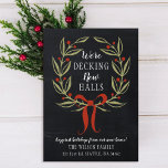 Chalk Decke die neuen Hallen bewegen Ankündigung<br><div class="desc">Chalkboard Holiday Wreath Decke Die neuen Hallen Moving Announcement Card mit Muster zurück in Rot und Grün</div>