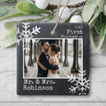 Chalkboard 1. Weihnachten Mr. & Mrs. Foto Keramikornament<br><div class="desc">Passen Sie dieses Ornament mit Ihrem Hochzeitsfest an und fügen Sie Ihren Nachnamen zusammen mit dem Jahr für diesen großartigen Weihnachtsweih hinzu.</div>